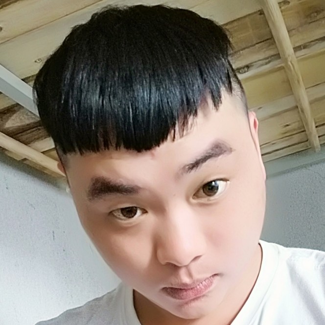 无垠拿绿草的照片