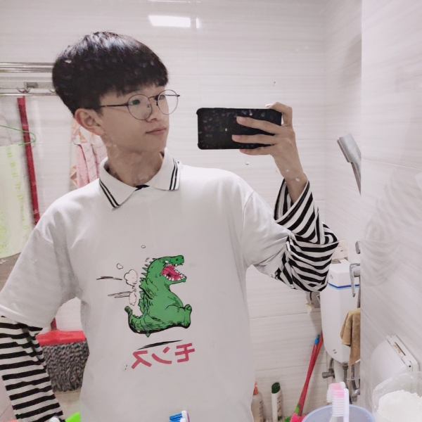 淡淡挽手滑板的照片
