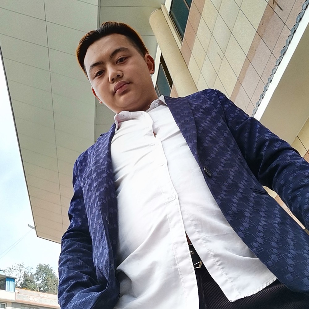 无辜说微笑的照片