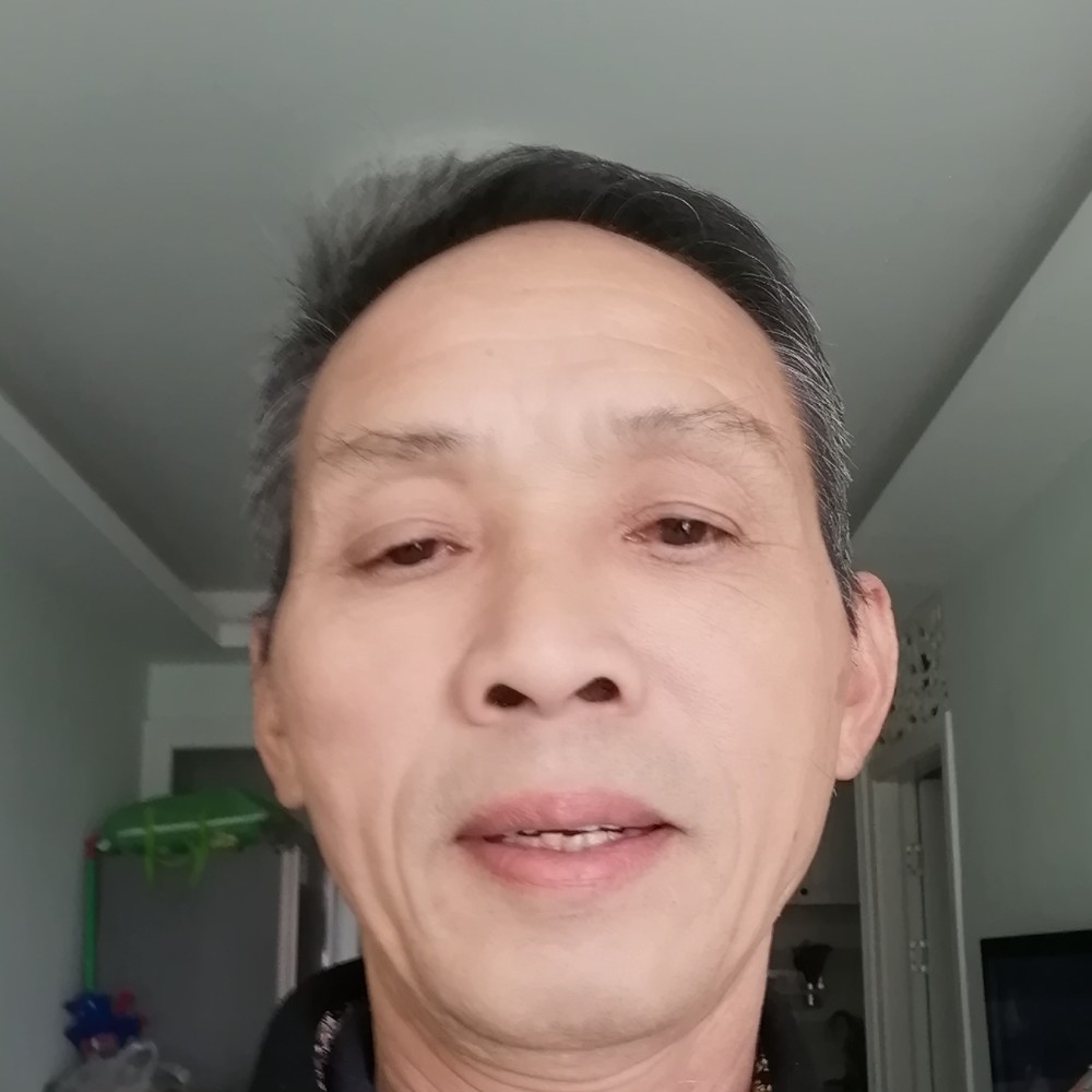 热心踢白猫的照片