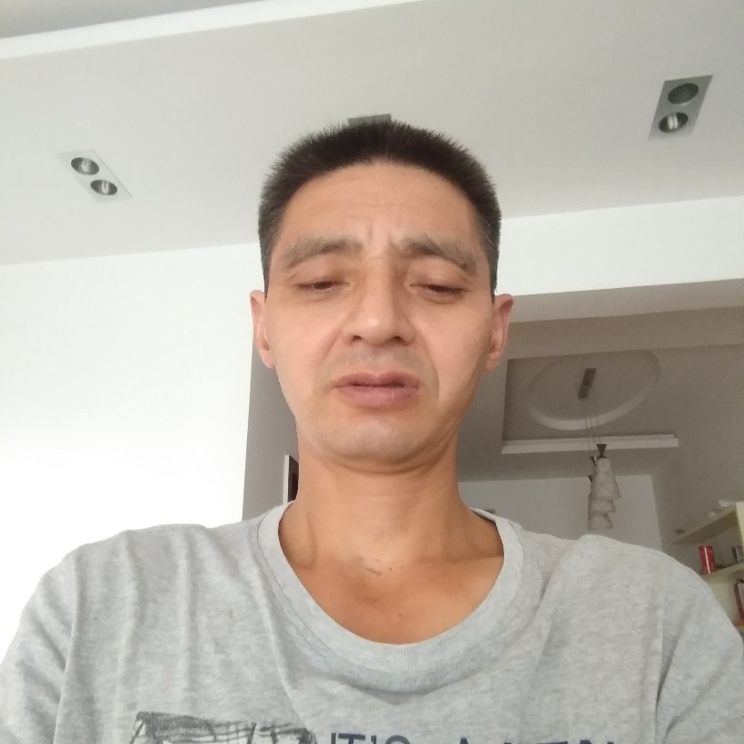 山上的人的照片