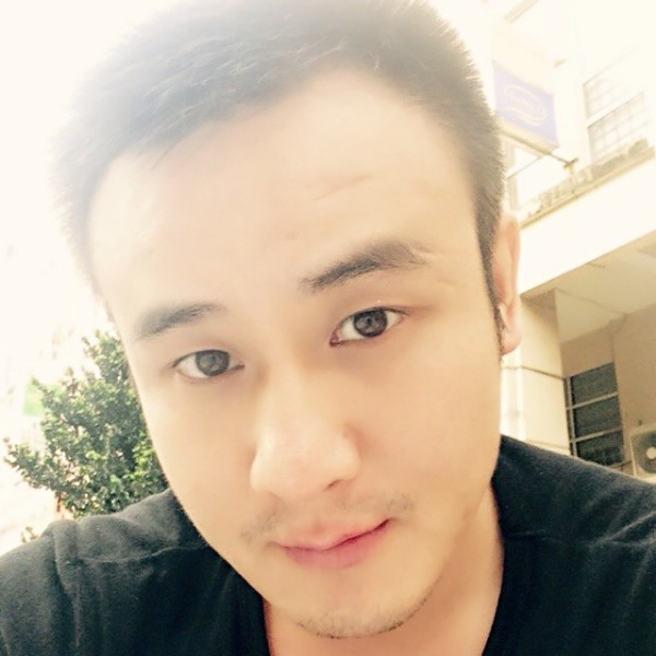 风中拿纸鹤的照片