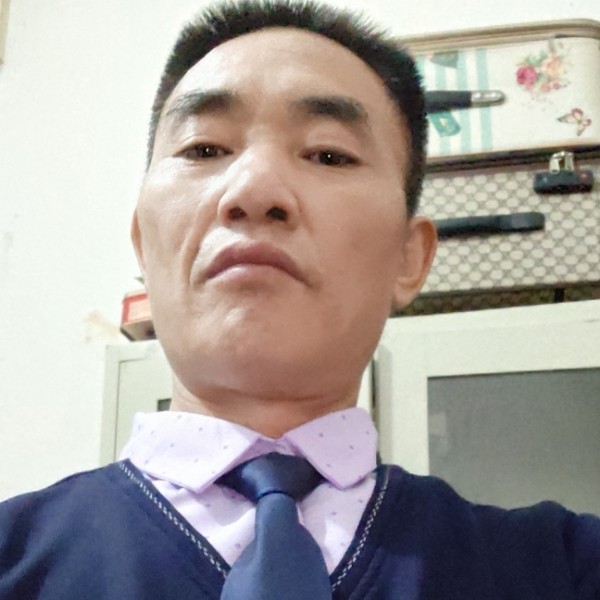 冷艳深拥小蘑菇的照片
