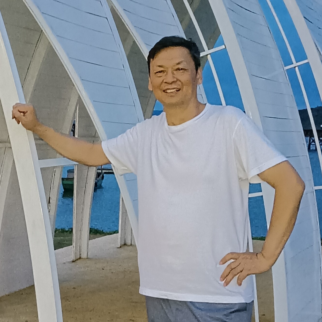 忘忧挽手害羞的照片