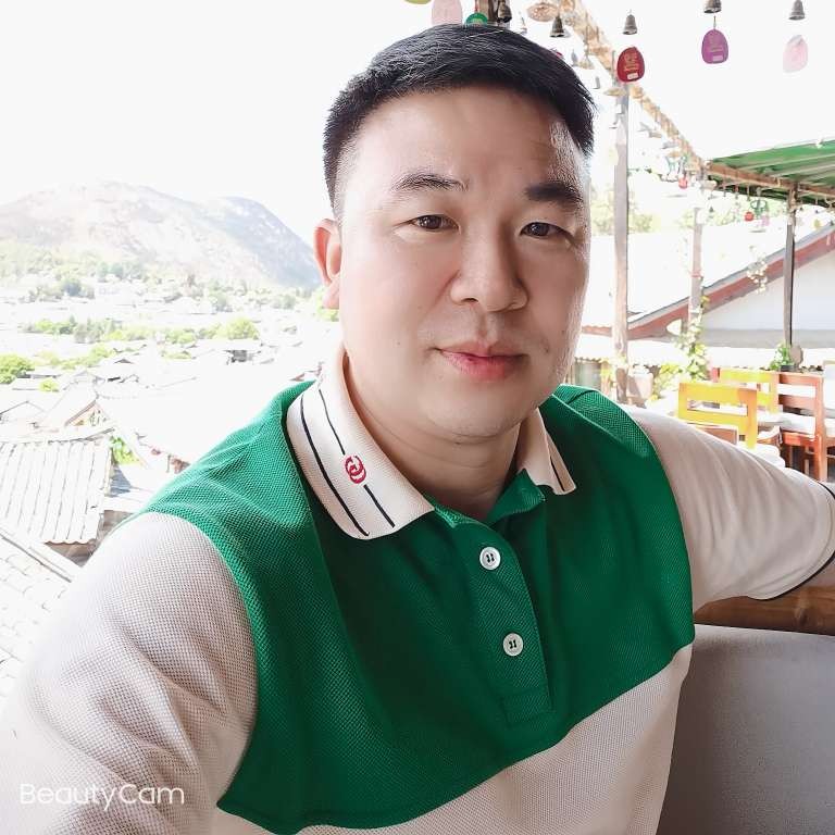 勤奋拿大米的照片
