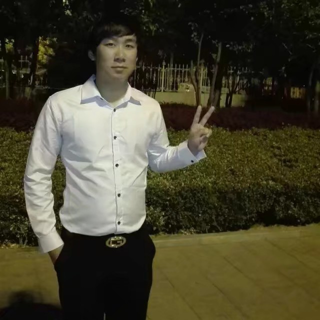 没有伞的孩子努力的照片