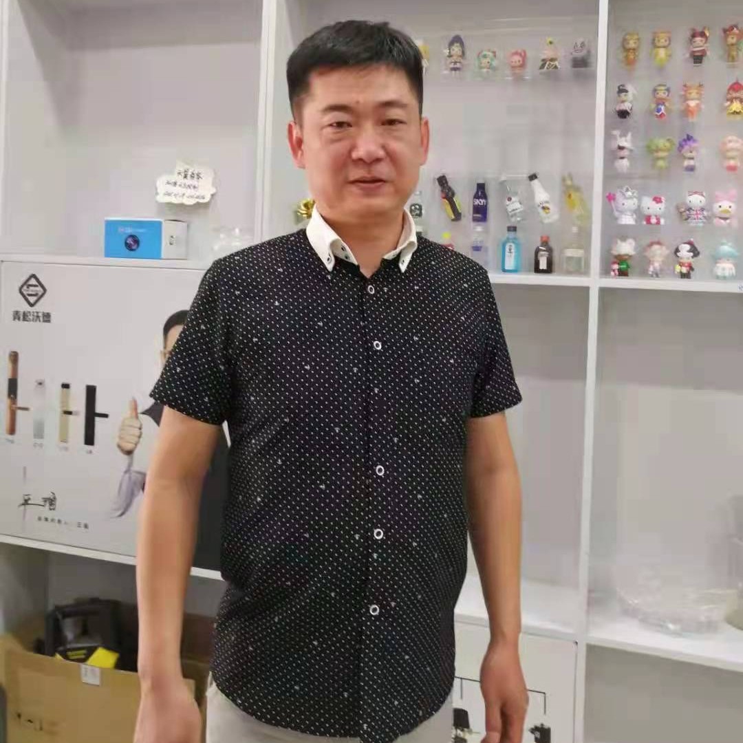 小熊猫爱恋认真的照片