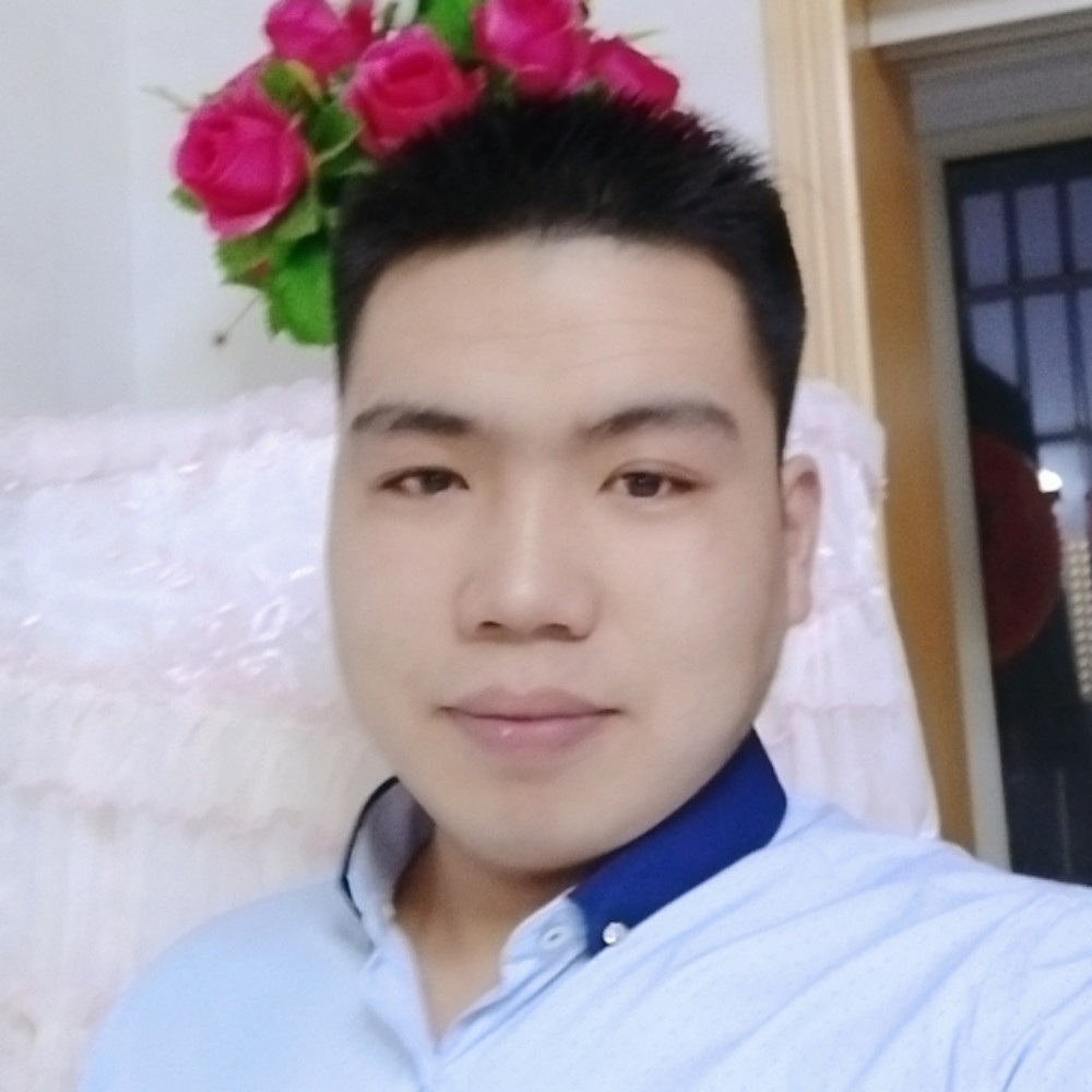 留胡子蹙眉的照片