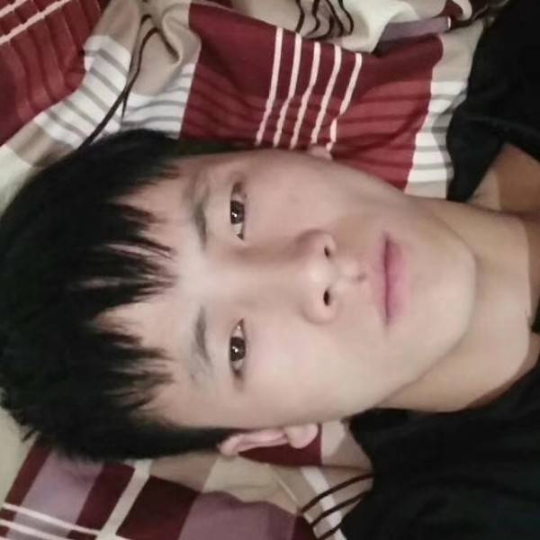 眯眯眼浅吻小鸭子的照片