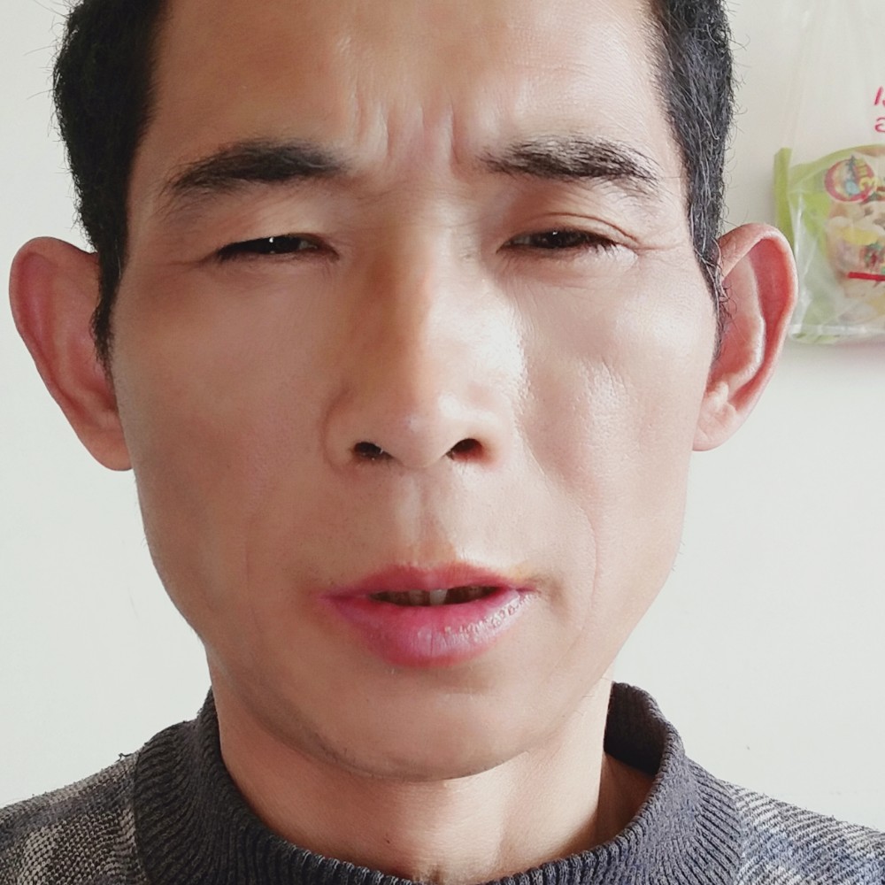 路人浅吻花痴的照片