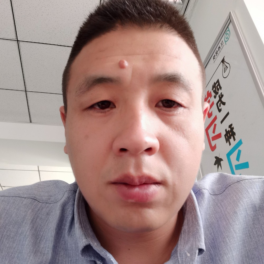 忐忑蹙眉镜子的照片