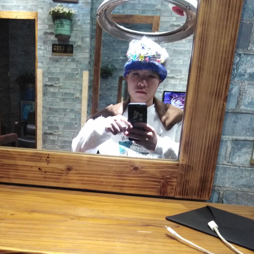 小懒猪深拥鳗鱼的照片