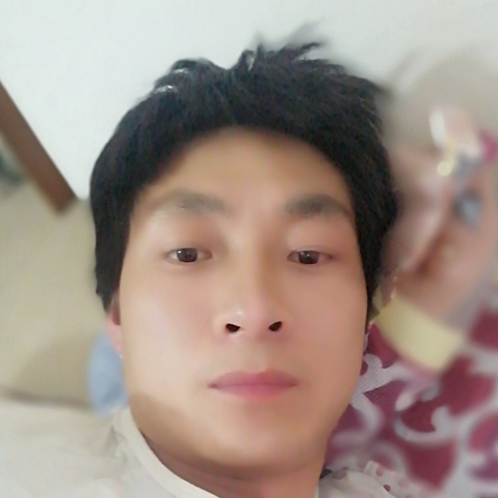 微笑掩饰寂寞的照片