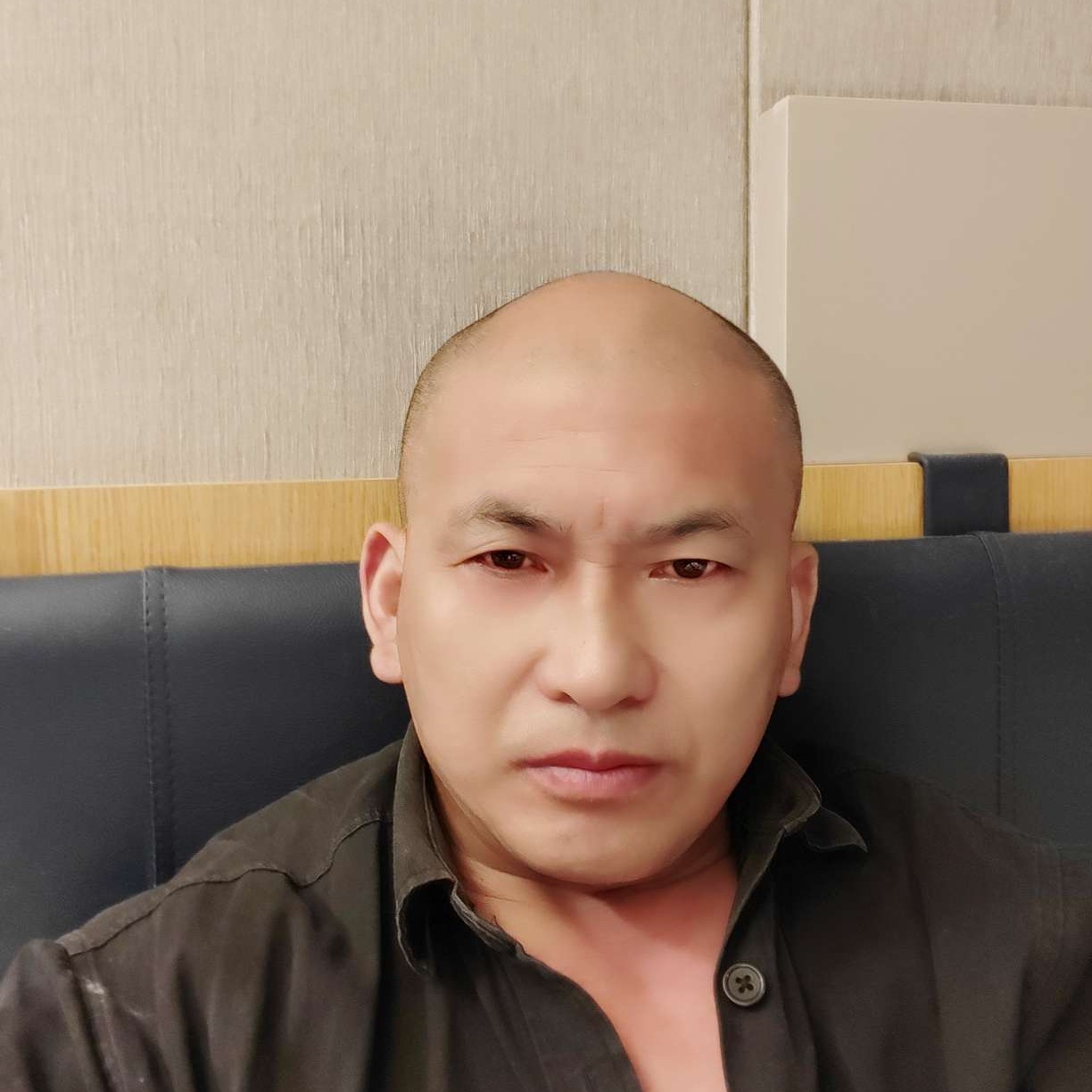 执着踢大象的照片