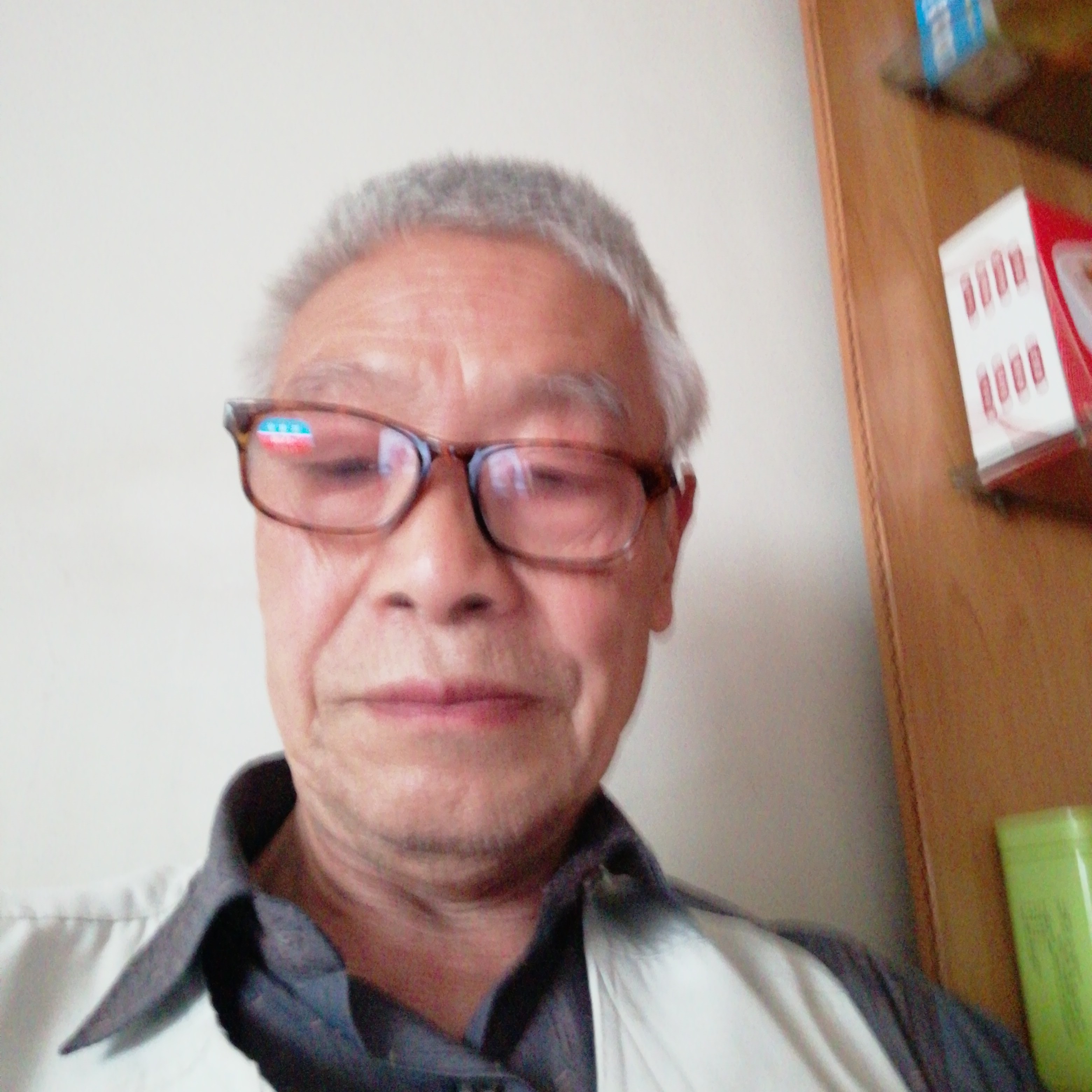 大树回首调皮的照片