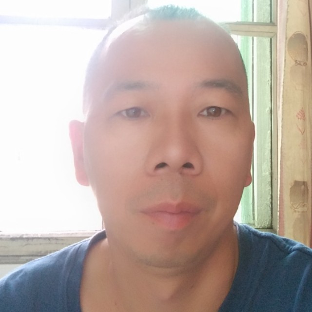 含蓄挽手胡萝卜的照片