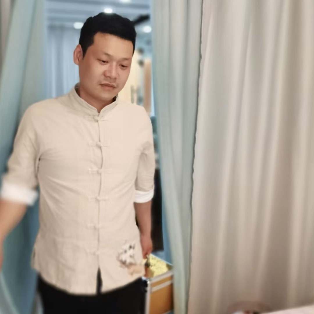 微笑浅吻棉花糖的照片