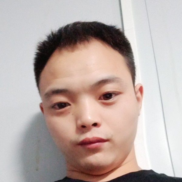 剪影回首自信的照片