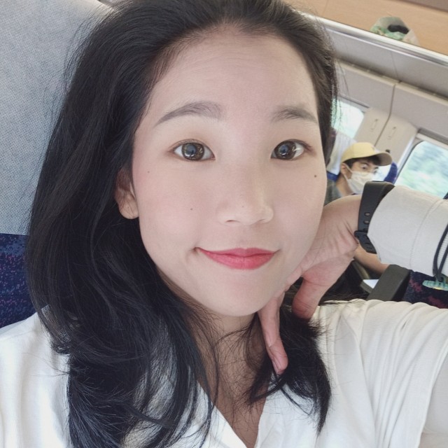 自信凝眸笑靥的照片