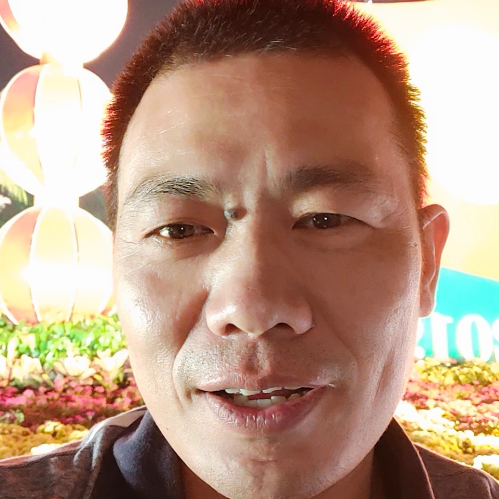 樱桃闪闪翱翔鹰的照片