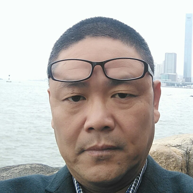 可爱深拥毛豆的照片