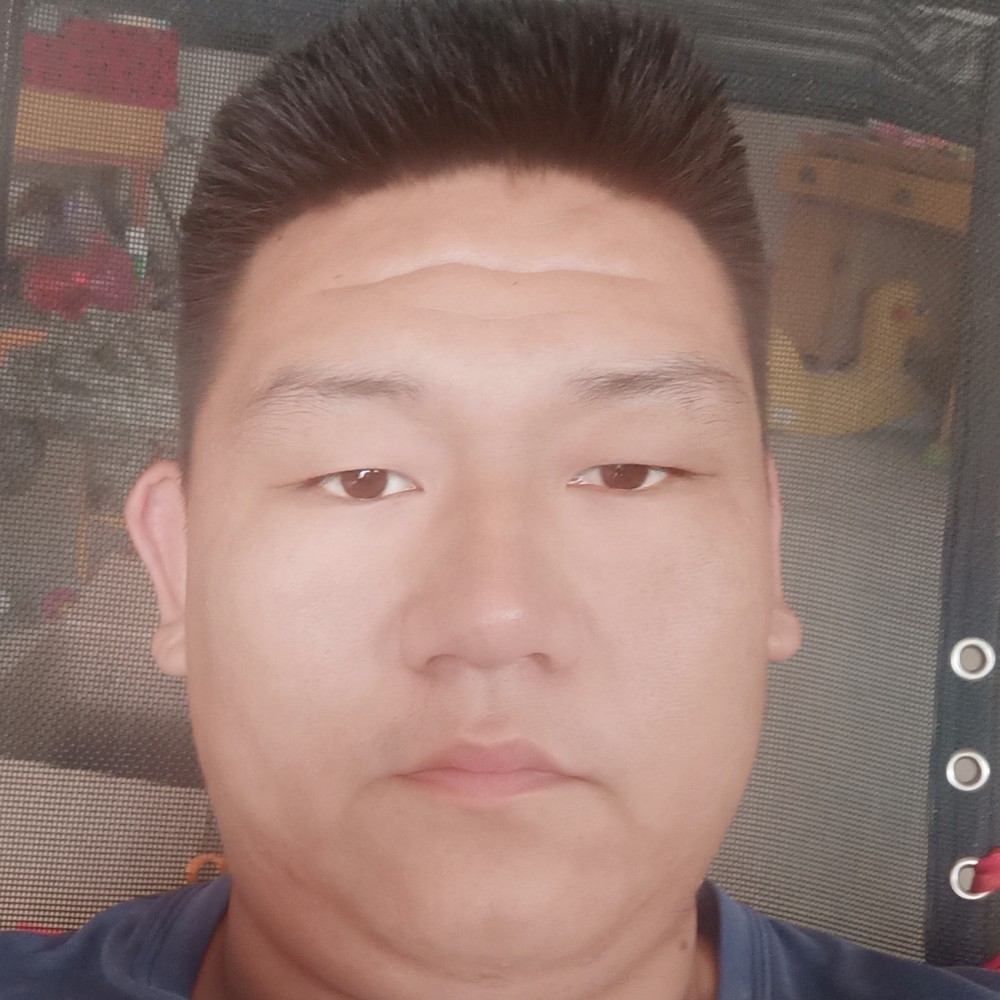 春华深拥开心的照片