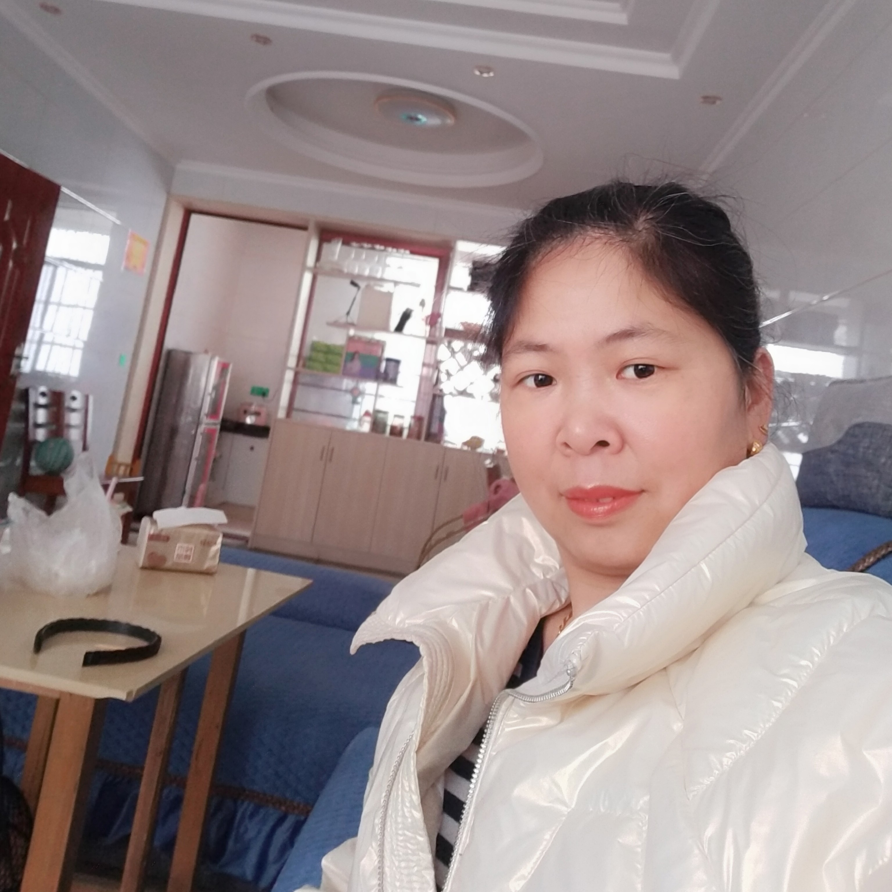 天真打手机的照片