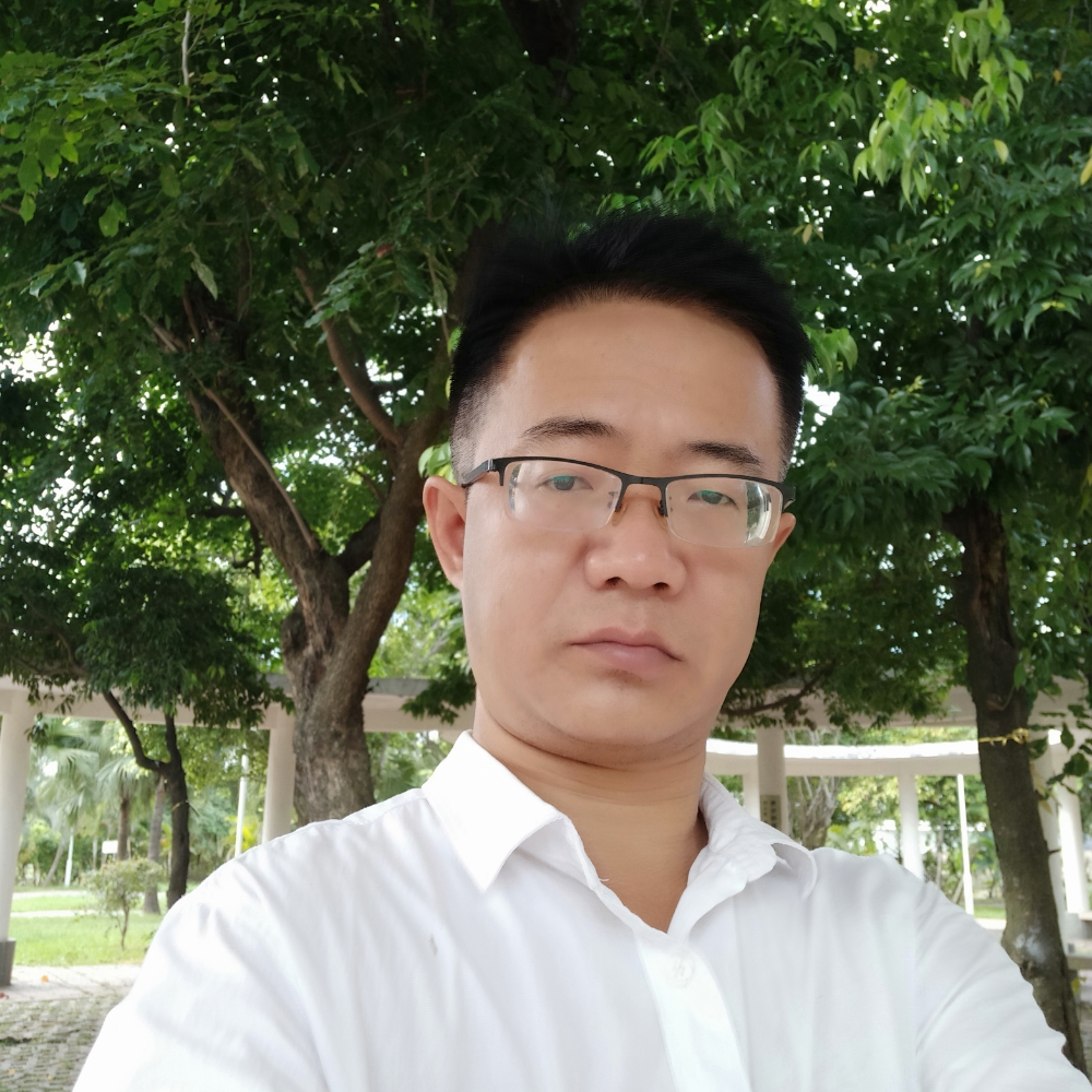 大树凝眸潇洒的照片