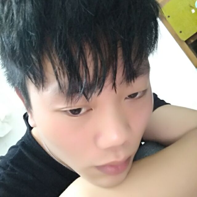 微笑挽手寒冷的照片