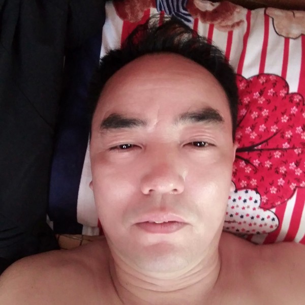 美好挽手枫叶的照片
