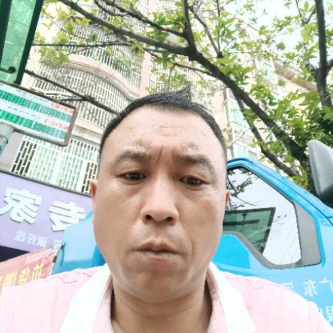 落寂邂逅板凳的照片