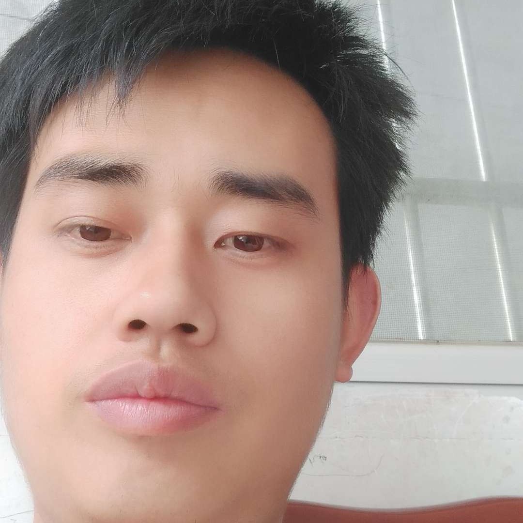 秀丽深拥书本的照片