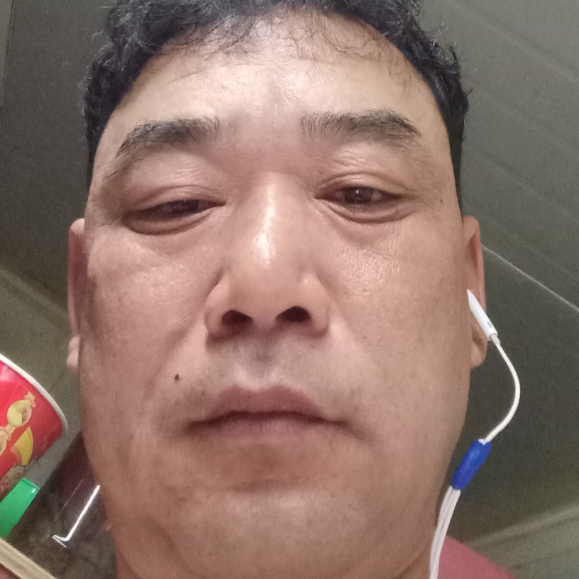 斑驳吃醋小松鼠的照片