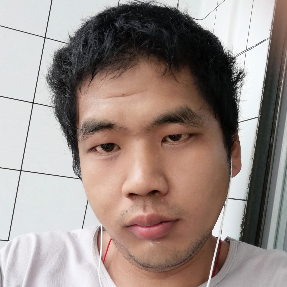年轻漫步笑靥的照片