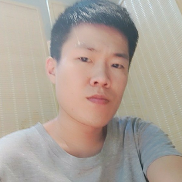 落拓回眸山岚的照片