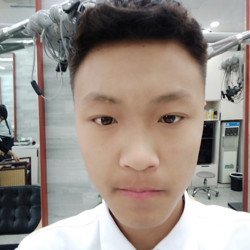 寂寞拿砖头的照片