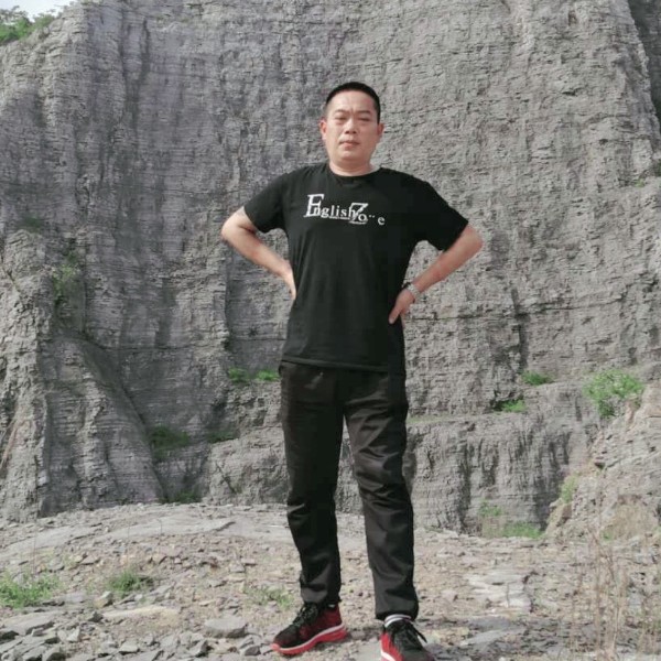 深情打台灯的照片