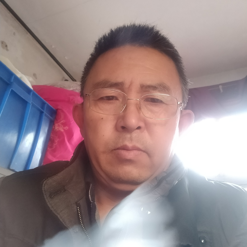 受伤拿小白菜的照片
