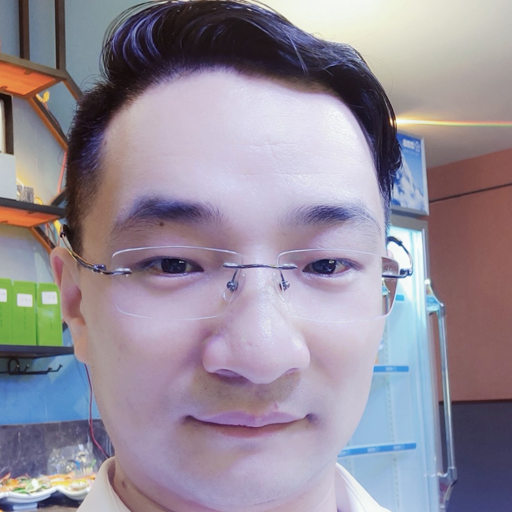 高山蹙眉喜悦的照片