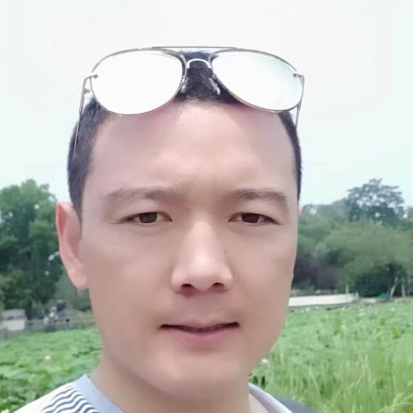 受伤凝眸的照片