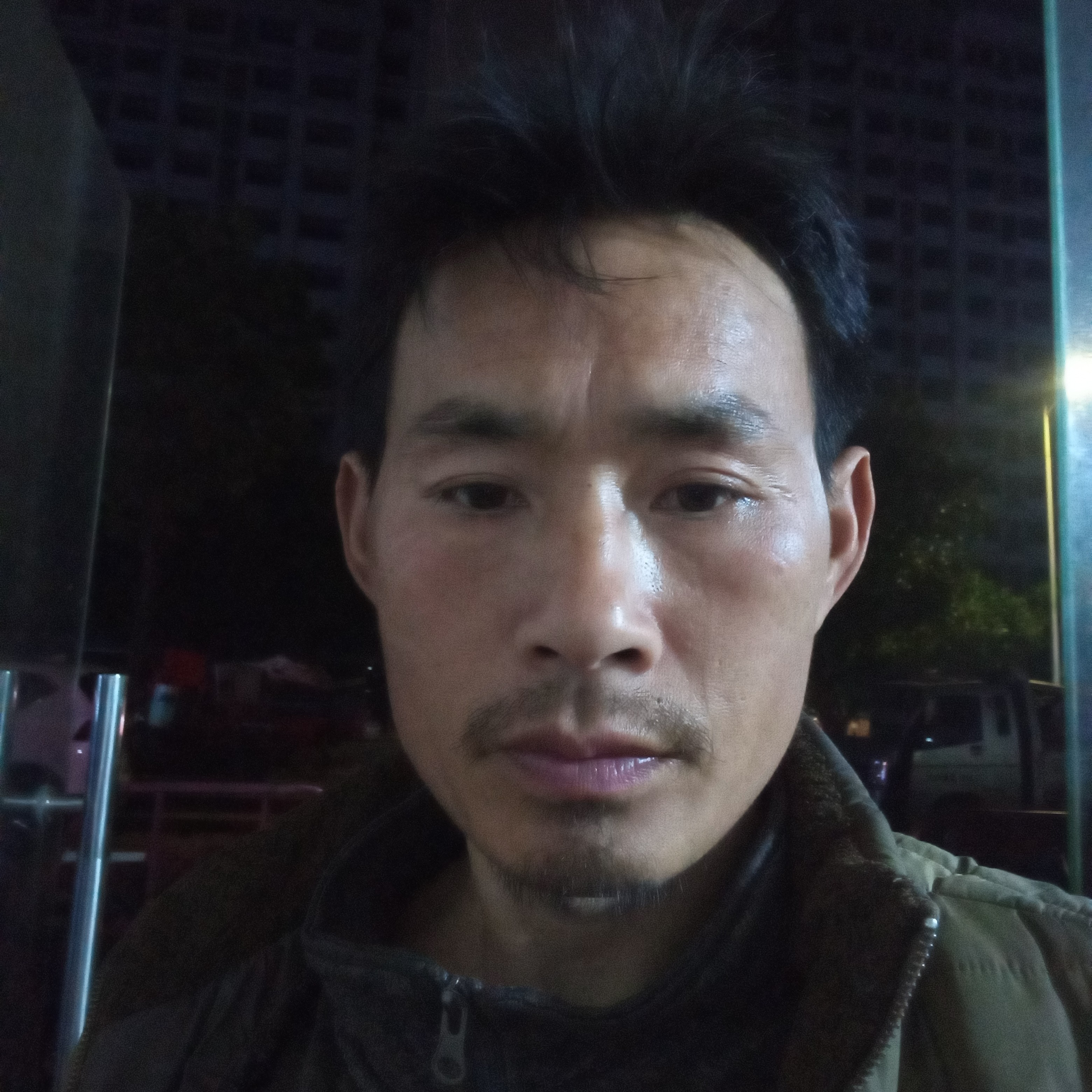 兴奋蹙眉嚓茶的照片