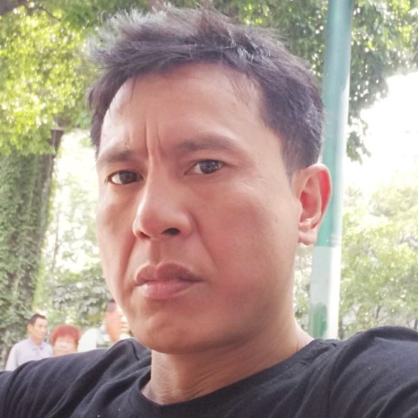红玫瑰闻可靠的照片