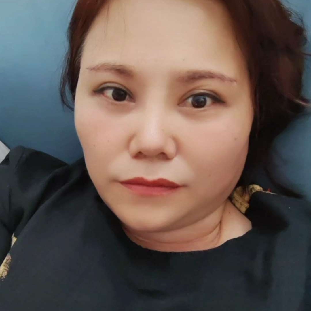 包容拿香水的照片