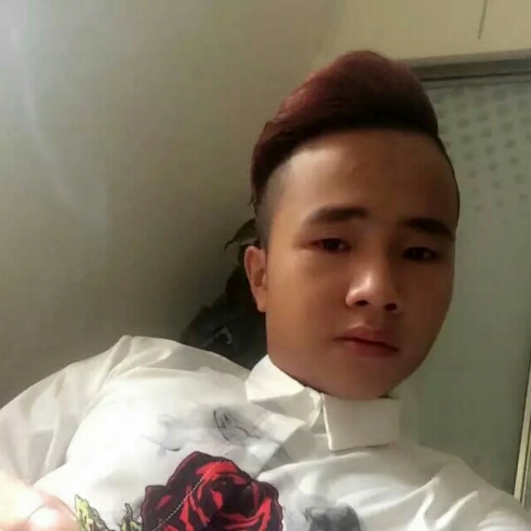 忧郁的白衬衫！的照片