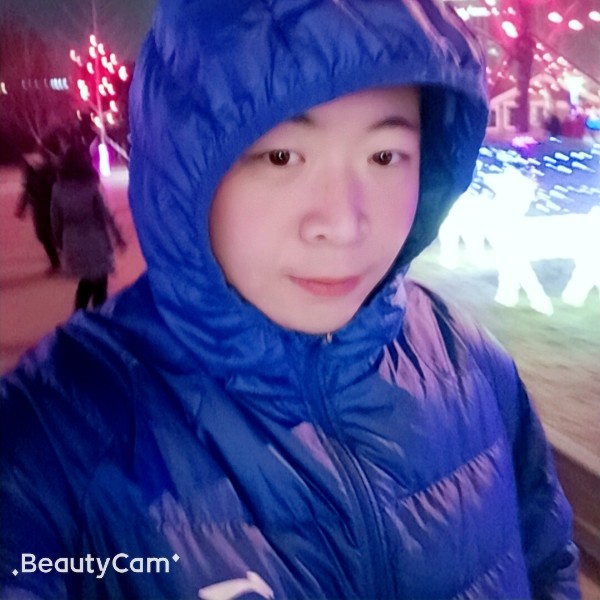 小伙爱种草莓的照片