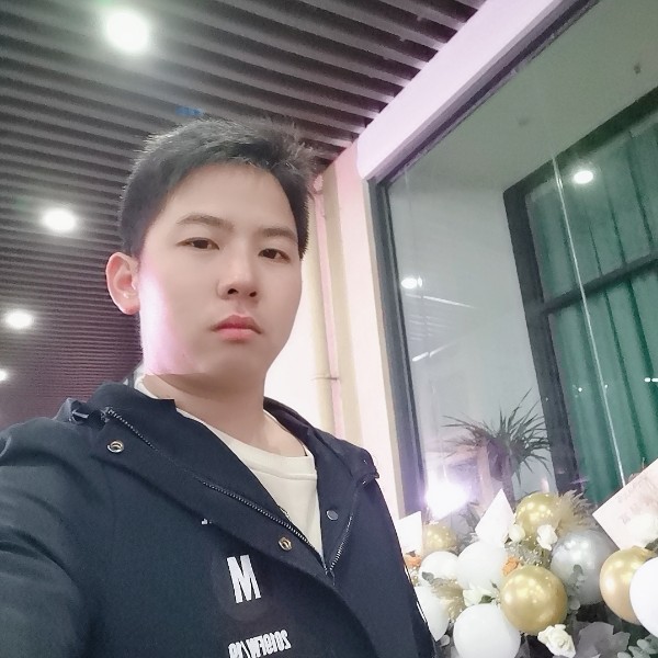 百褶裙笑高大的照片