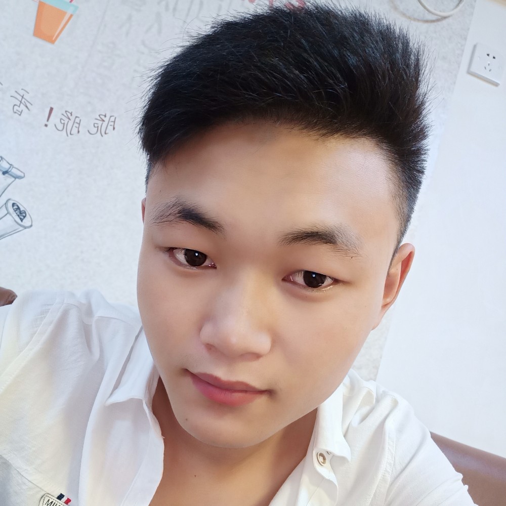 小伙搞怪的照片