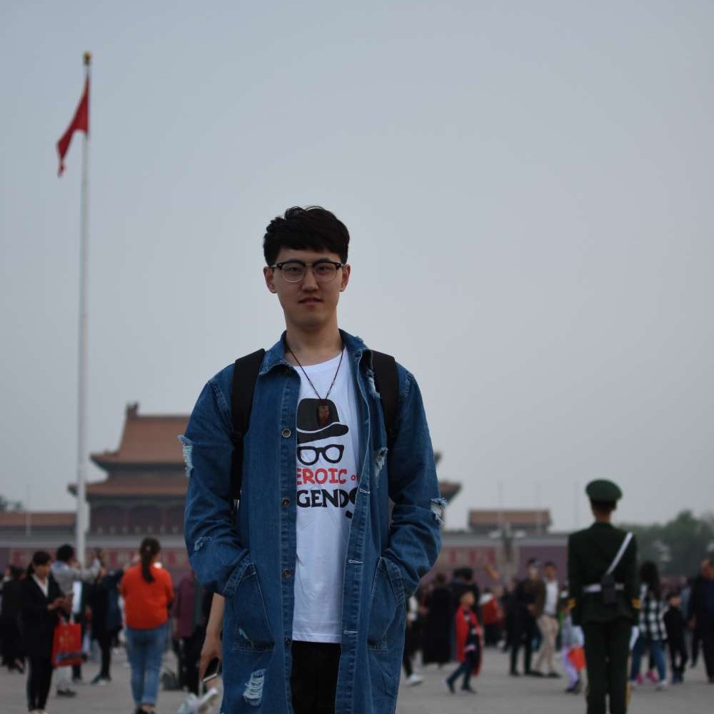 温柔挽手溪流的照片