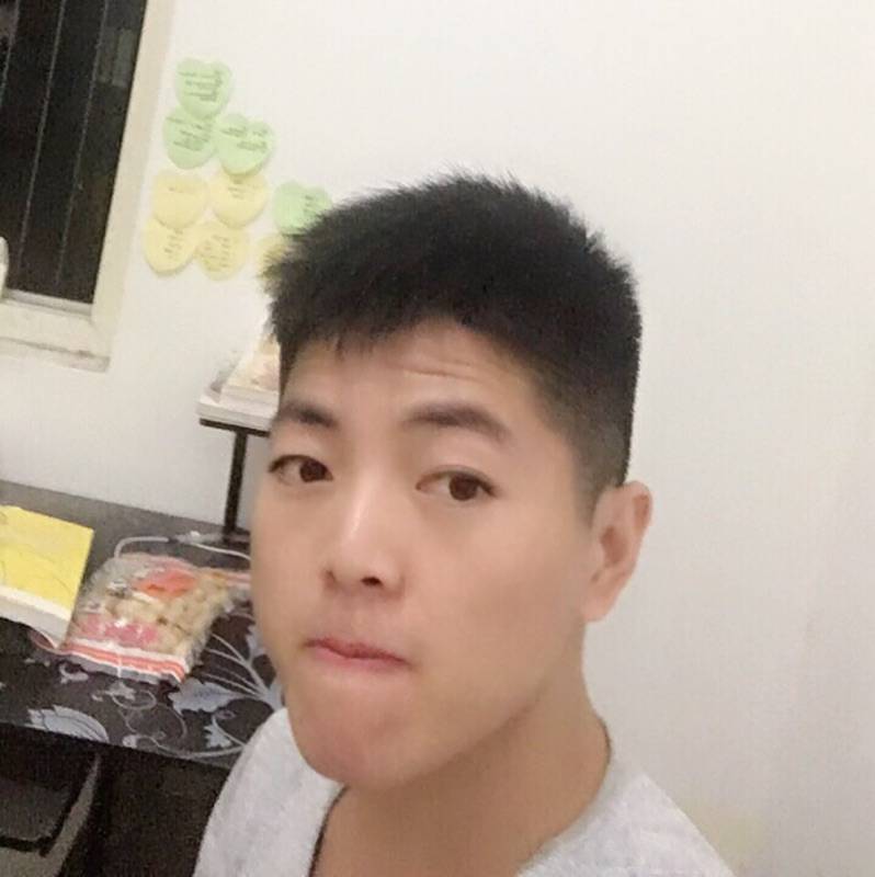 大海的一艘小船的照片