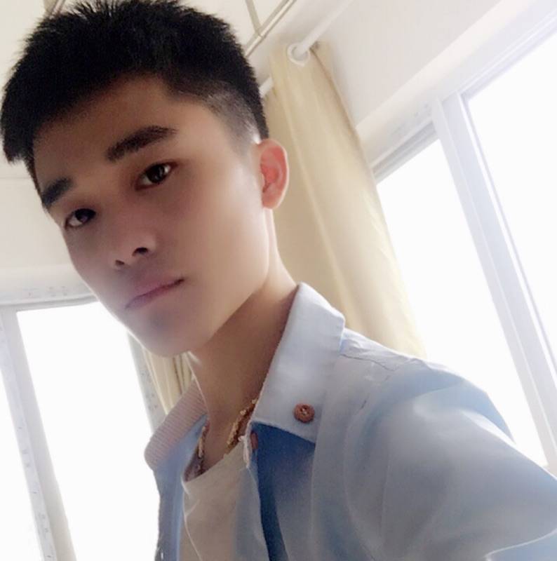 微笑着无所谓过的照片